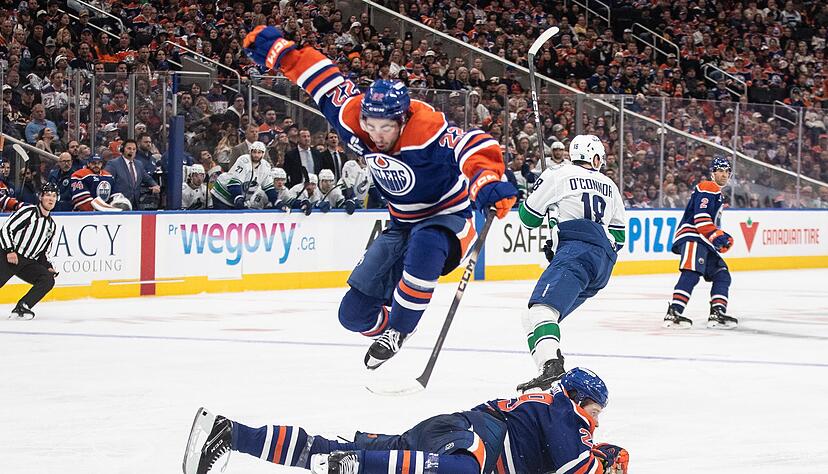 Leon Draisaitl liegt auf dem Eis, trifft aber später zum 3:1-Endstand.