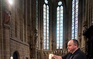 Klosterbesucher können an Gebetszeiten und den Messen teilnehmen. Klosterbesucher können an Gebetszeiten und den Messen teilnehmen.