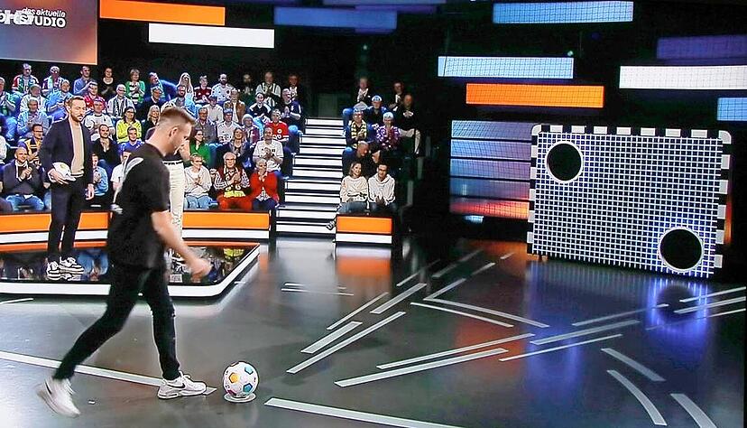 Der Höchstberger Dennis Knapp war an der Torwand zu nervös und musste sich Angelina Köhler knapp mit 0:1 geschlagen geben.
Foto: Screenshot/Alexander Bertok Der Höchstberger Dennis Knapp war an der Torwand zu nervös und musste sich Angelina Köhler knapp mit 0:1 geschlagen geben.
Foto: Screenshot/Alexander Bertok