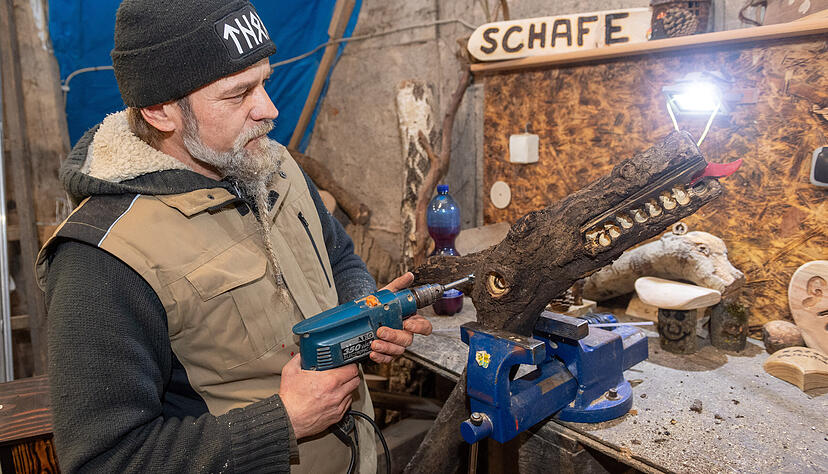 Weihnachten in der M&uuml;hle der Hoffnung: Die Bewohner, wie hier Roger M., machen in der Werkstatt Holzarbeiten und bauen Vogelh&auml;uschen. Auch die Tiere im Stall zu versorgen, strukturiert ihren Tag.