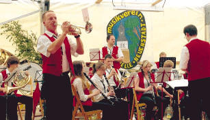 Mit einem Solotrompeter traten die Bläser des Roigheimer Musikvereins beim Bockbierfest in Neuenstadt auf.Foto: Waltraud Langer Mit einem Solotrompeter traten die Bläser des Roigheimer Musikvereins beim Bockbierfest in Neuenstadt auf.Foto: Waltraud Langer