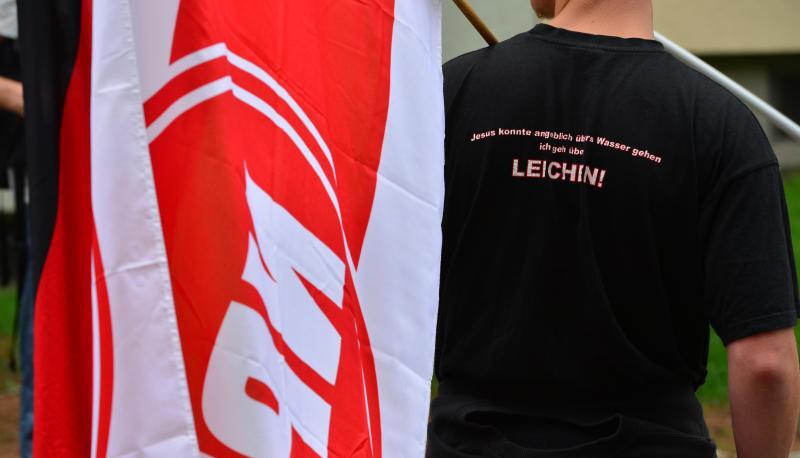 Ein NPD-Anhänger demonstriert gegen die derzeitige Asylpolitik. Foto: Martin Schutt/Archiv