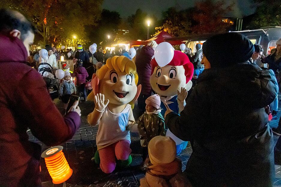 Neben dem Bühnenprogramm überraschten auch die Knaxianer Didi und Dodo die Kinder beim Heilbronner Lichtermeer. Neben dem Bühnenprogramm überraschten auch die Knaxianer Didi und Dodo die Kinder beim Heilbronner Lichtermeer.