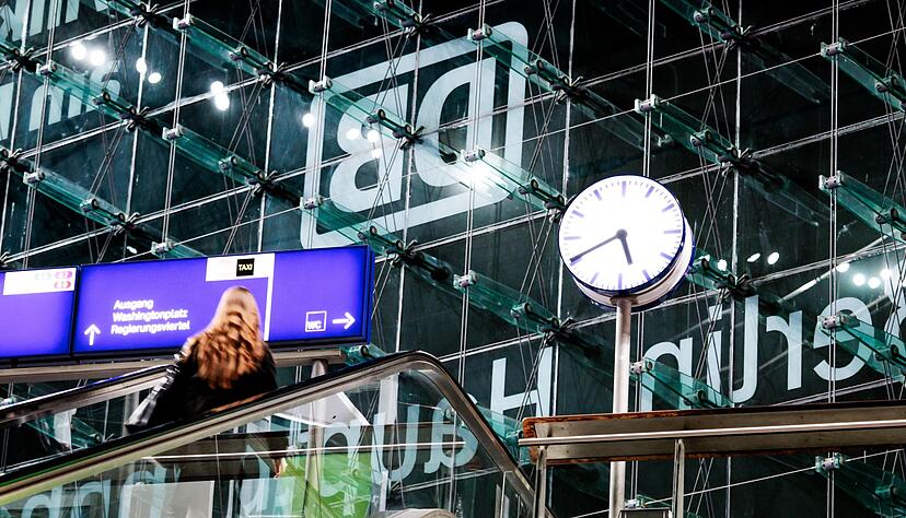 Bund und Bahn wollen mehr für die Sicherheit der Beschäftigten im Bahnverkehr tun. Bund und Bahn wollen mehr für die Sicherheit der Beschäftigten im Bahnverkehr tun.