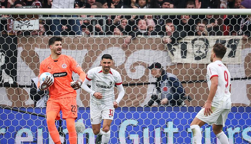 St. Paulis Torwart Nikola Vasilj (l) h&auml;lt einen Elfmeter von Freiburgs Vincenzo Grifo (M).