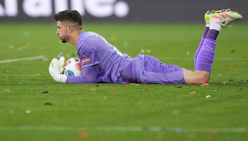 Torwart Nikola Vasilj (FC St. Pauli) sichert den Ball.