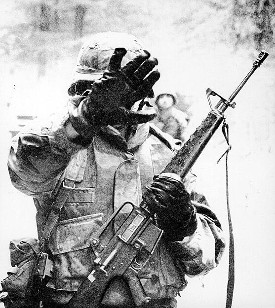 Ein GI stoppt Stimme-Fotografen Hermann Eisenmenger nach dem Pershing-Unglück.