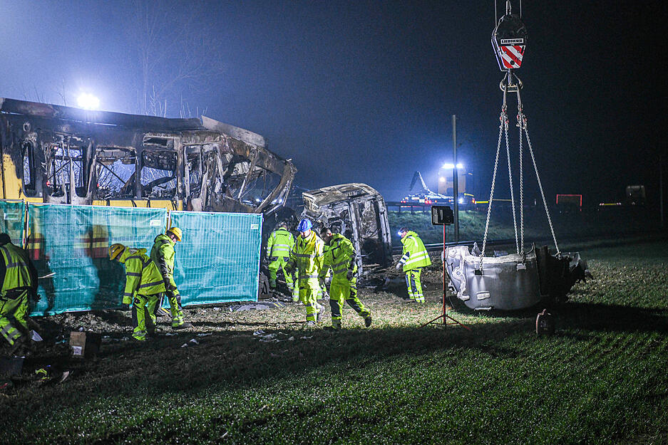Drei Tote, mehrere Verletzte und zwei ausgebrannte Fahrzeuge: Der Stadtbahn-Unfall bei Ubstadt-Weiher wird Ermittler noch lange beschäftigten.