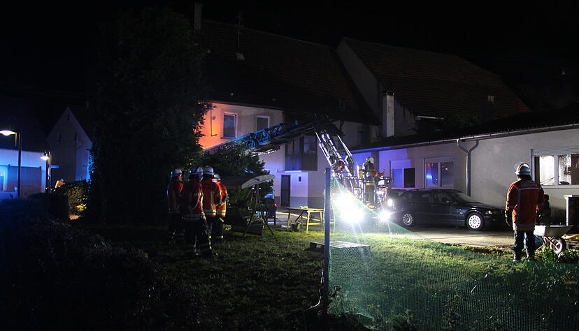 Die Feuerwehr bringt das Feuer rasch unter Kontrolle. Foto: Heike Kinkopf Die Feuerwehr bringt das Feuer rasch unter Kontrolle. Foto: Heike Kinkopf