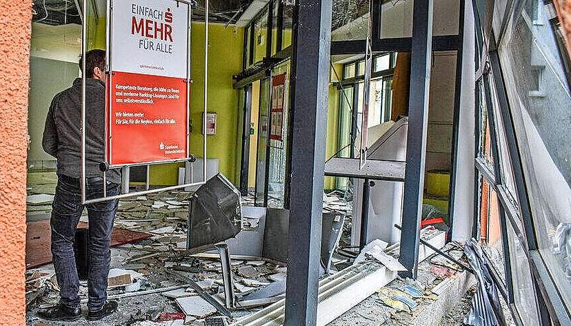 Ein Blick in die Filiale hinein zeigt die Verwüstung. Die Täter seien maximal rücksichtslos vorgegangen, meint die Polizei. Ein Blick in die Filiale hinein zeigt die Verwüstung. Die Täter seien maximal rücksichtslos vorgegangen, meint die Polizei.