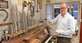 Orgelbaumeister Philipp Neßling ist seit 2015 Geschäftsführer und Inhaber der Firma Rensch, deren Familienname erhalten bleibt.
Foto: Archiv/Veigel Orgelbaumeister Philipp Neßling ist seit 2015 Geschäftsführer und Inhaber der Firma Rensch, deren Familienname erhalten bleibt.
Foto: Archiv/Veigel