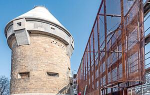 Die Stadt hat den 28 Meter hohen Theresienturm 2014 saniert, die Bürgerstiftung hat den Hochbunker als historische Gedenkstätte 2019 wieder zugänglich gemacht. Die Stadt hat den 28 Meter hohen Theresienturm 2014 saniert, die Bürgerstiftung hat den Hochbunker als historische Gedenkstätte 2019 wieder zugänglich gemacht.