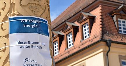 Neckarsulm hat vor den Ferien ein großes Energiesparpaket geschnürt − hier ein Detail vom Marktplatz-Brunnen. Die anderen Kommunen sind meist noch am Sondieren, was möglich ist.
Foto: Stefanie Pfäffle