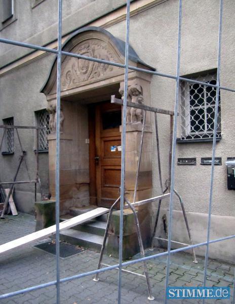 Die Villa war vor 100 Jahren im späten Barockstil des französischen Sonnenkönigs Ludwig XIV. gebaut und 1944 stark beschädigt worden. Der Nachkriegsbau trägt klassizistische Züge.