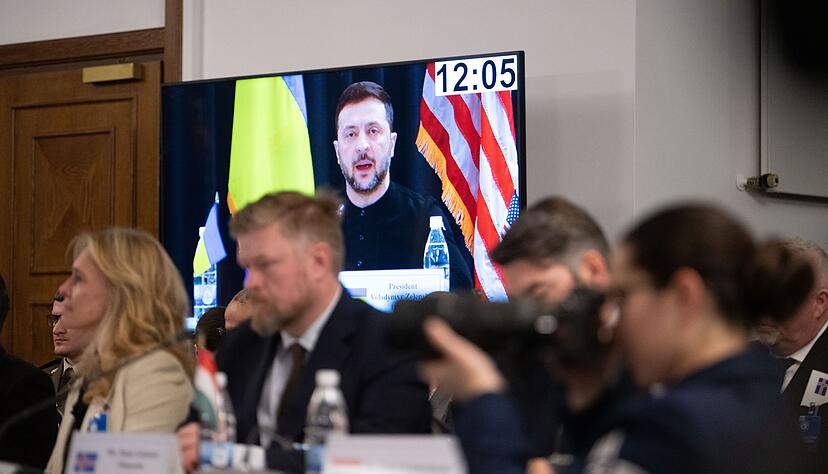 Für den ukrainischen Präsidenten Selenskyj ist es wichtig, dass die ausländische Militärhilfe weitergeht. Für den ukrainischen Präsidenten Selenskyj ist es wichtig, dass die ausländische Militärhilfe weitergeht.