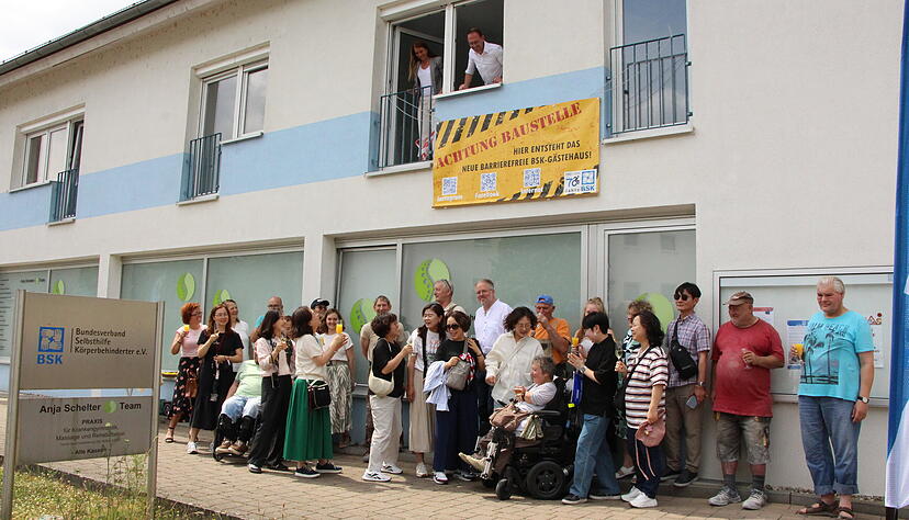 Kristin Walter und ihr Kollege Marco Volk (oben) lassen das Banner herunter und starten so offiziell mit dem Bau des neuen Gästehauses. Die Gäste aus Südkorea feiern dieses Ereignis gerne mit. Kristin Walter und ihr Kollege Marco Volk (oben) lassen das Banner herunter und starten so offiziell mit dem Bau des neuen Gästehauses. Die Gäste aus Südkorea feiern dieses Ereignis gerne mit.