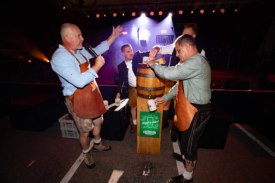 Mit drei Schlägen eröffnet Leingartens Bürgermeister Ralf Steinbrenner das Stadtfest. Traditionell gehört der Fassanstich zum Käsritt dazu.