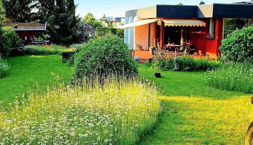 Vor allem Besitzer &auml;lterer H&auml;user mit gro&szlig;em Garten werden durch die Grundsteuerreform extrem belastet.