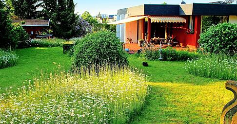 Vor allem Besitzer &auml;lterer H&auml;user mit gro&szlig;em Garten werden durch die Grundsteuerreform extrem belastet.