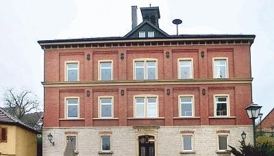 Das ehemalige Schul- und Rathaus soll umgebaut werden. Die TSV-Theatergruppe „i-dipfelich“ hilft bei der Gründung eines Kulturvereins mit.Foto: Agentur Kochertal Das ehemalige Schul- und Rathaus soll umgebaut werden. Die TSV-Theatergruppe „i-dipfelich“ hilft bei der Gründung eines Kulturvereins mit.Foto: Agentur Kochertal