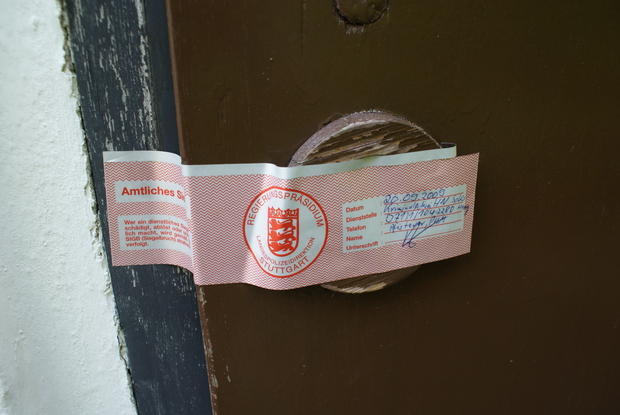 Die Wohnung wurde von der Polizei versiegelt Die Wohnung wurde von der Polizei versiegelt