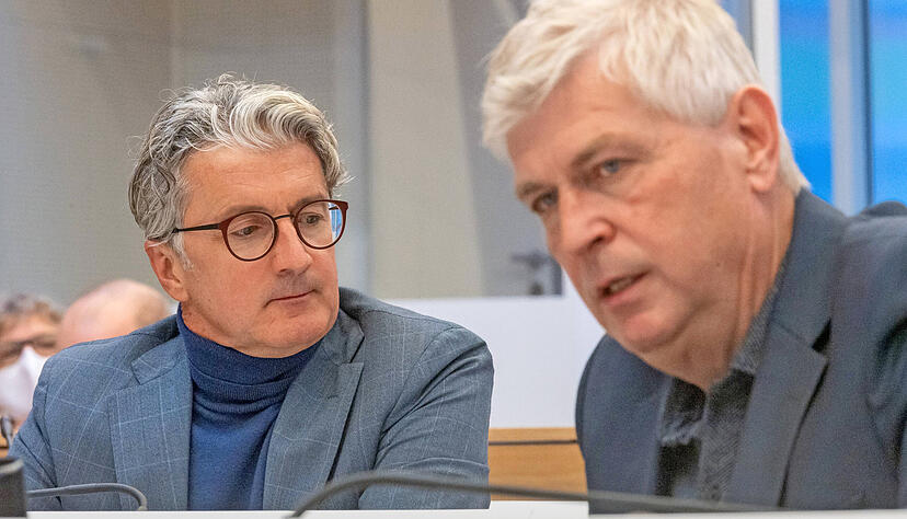 Rupert Stadler (links), ehemaliger Vorstandschef der Audi AG und Wolfgang Hatz zusammen im Gerichtssaal.
