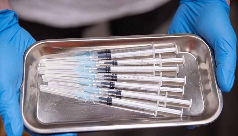 Die St&auml;ndige Impfkommission empfiehlt gesunden Erwachsenen bis 59 Jahren eine Basisimmunit&auml;t aus drei Impfungen oder Infektionen.