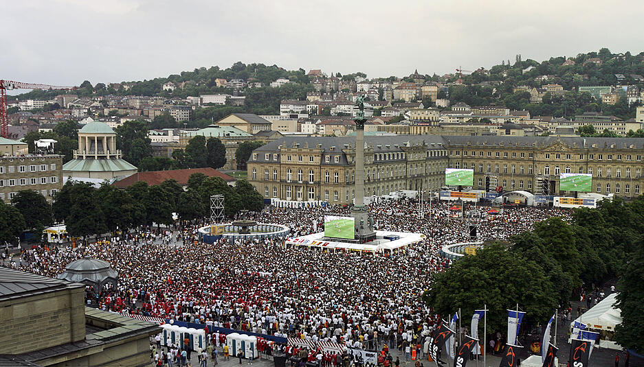 Fußballfans verfolgen am 25. Juni 2008 auf dem Stuttgart Schlossplatz das Halbfinale der Fußball-EM zwischen Deutschland und der Türkei. Das Areal für das gemeinsame Fußballgucken auf dem Schlossplatz fasste damals 40.000 Menschen und war das größte in Baden-Württemberg.