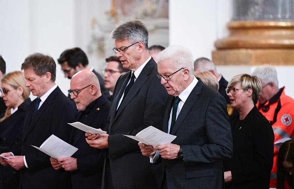 Beim Trauergottesdienst sind auch Bahnchef Richard Lutz (v.l) Winfried Hermann (B&uuml;ndnis 90/Die Gr&uuml;nen), Verkehrsminister von Baden-W&uuml;rttemberg, Bundesverkehrsminister Patrick Schnieder (CDU) und Winfried Kretschmann (B&uuml;ndnis 90/Die Gr&uuml;nen), Ministerpr&auml;sident von Baden-W&uuml;rttemberg, im M&uuml;nster anwesend.