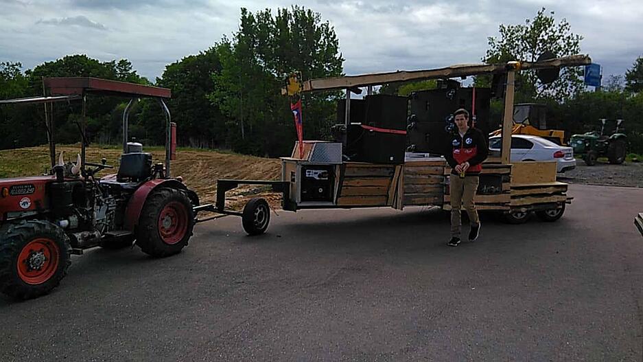 Geht das noch als Bollerwagen durch? Eine Gruppe aus Bretzfeld ist heute mit dieser Spezialanfertigung in Bitzfeld und Unterheimbach unterwegs. Die Anlage hat nach Angaben der Besitzer eine Leistung von rund 5000 Watt. Geht das noch als Bollerwagen durch? Eine Gruppe aus Bretzfeld ist heute mit dieser Spezialanfertigung in Bitzfeld und Unterheimbach unterwegs. Die Anlage hat nach Angaben der Besitzer eine Leistung von rund 5000 Watt.