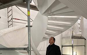 Die frei schwebende Spiraltreppe im Eingangsbereich ist ein Eyecatcher.