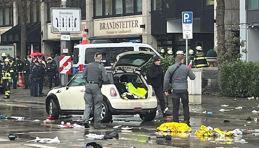 Tr&uuml;mmer liegen auf der Stra&szlig;e verteilt.