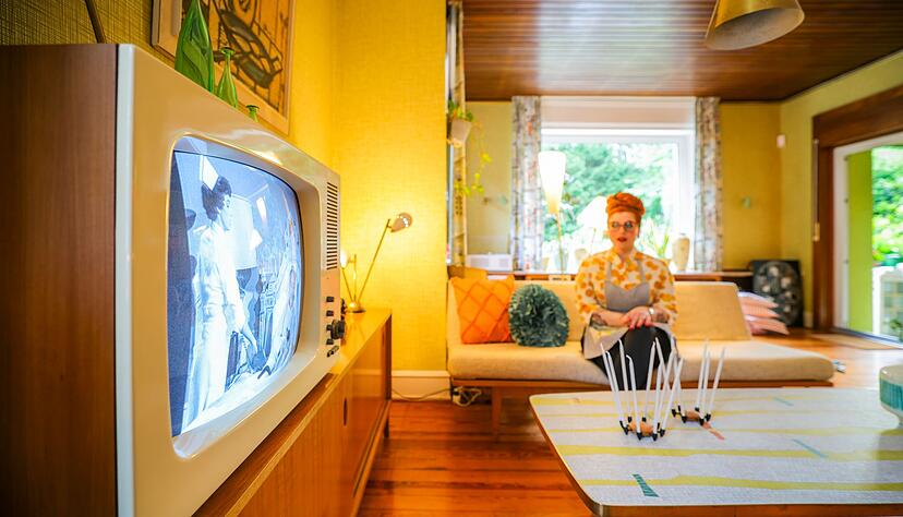 Alles ist knallbunt - aber der alte R&ouml;hrenfernseher kann nur Schwarz-Wei&szlig;.