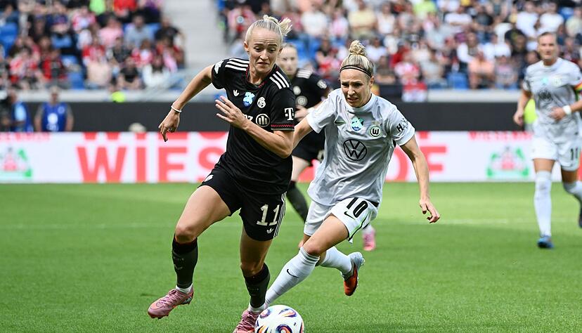 Bayerns Lea Schüller im Duell mit der Wolfsburgerin Svenja Huth. Bayerns Lea Schüller im Duell mit der Wolfsburgerin Svenja Huth.