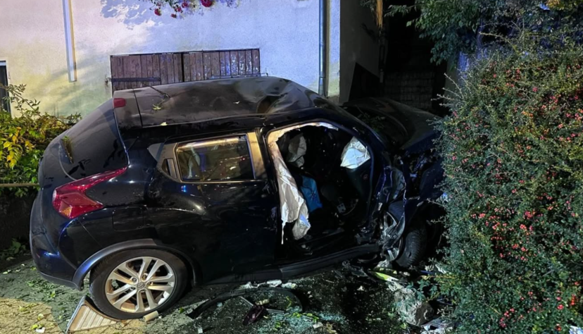 Der Nissan krachte in eine Mauer. Der Nissan krachte in eine Mauer.