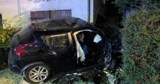 Der Nissan krachte in eine Mauer. Der Nissan krachte in eine Mauer.