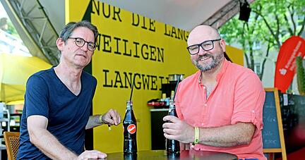 "Junges Theater muss vielfältig, divers und politisch sein, wie es Theater generell sein sollte": Martin Borowski (rechts), Winfried Tobias.
Foto: Ralf Seidel