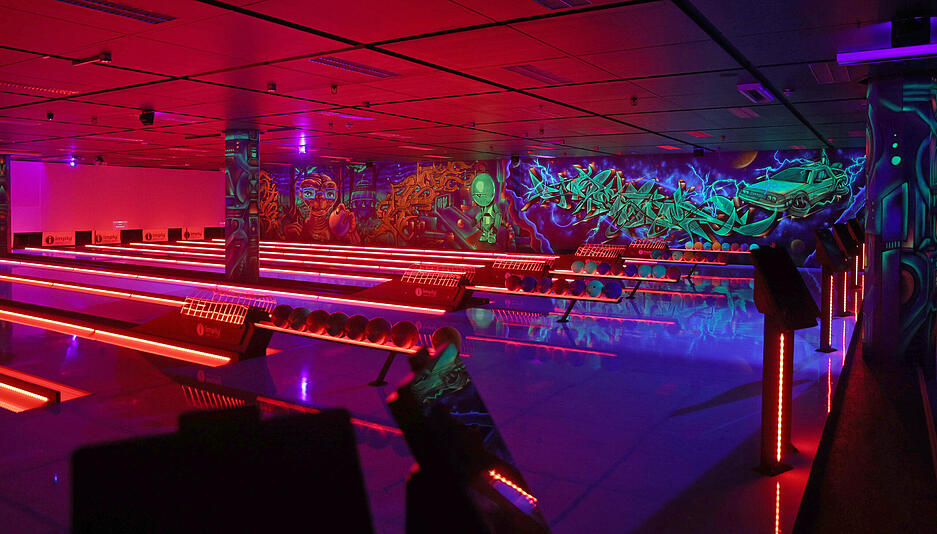Schwarzlicht und LED-Elemente prägen das Gestaltungskonzept der Indoor-Fläche.