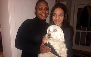 Melissa Wharton aus Kirchhausen mit Tochter Alicia. Ihnen ist Ricky zugelaufen. Foto: Hoffmann Melissa Wharton aus Kirchhausen mit Tochter Alicia. Ihnen ist Ricky zugelaufen. Foto: Hoffmann