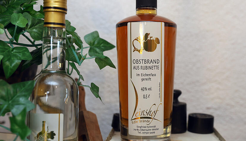 Sch&ouml;ner Lohn: F&uuml;r den Apfelbrand Rubinette im Eichenfass hat der Leinshof den Gro&szlig;en Preis beim Brenner Award bekommen.