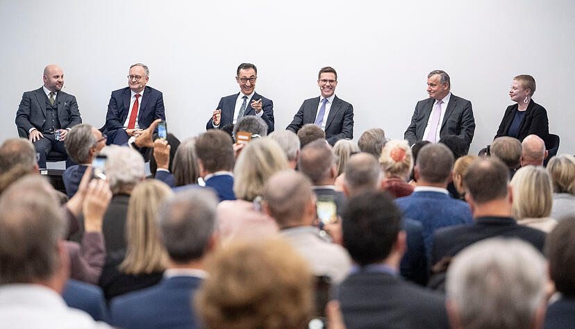 Die Spitzenkandidaten zur Landtagswahl in Baden-Württemberg, Kim Sophie Bohnen (Linke, r-l), Hans-Ulrich Rülke (FDP), Manuel Hagel (CDU), Cem Özdemir (Bündnis 90/Die Grünen), Andreas Stoch (SPD) und Markus Frohnmaier (AfD) sitzen bei einer Veranstaltung der BWIHK auf der Bühne. Die Spitzenkandidaten zur Landtagswahl in Baden-Württemberg, Kim Sophie Bohnen (Linke, r-l), Hans-Ulrich Rülke (FDP), Manuel Hagel (CDU), Cem Özdemir (Bündnis 90/Die Grünen), Andreas Stoch (SPD) und Markus Frohnmaier (AfD) sitzen bei einer Veranstaltung der BWIHK auf der Bühne.