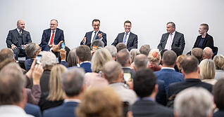 Die Spitzenkandidaten zur Landtagswahl in Baden-Württemberg, Kim Sophie Bohnen (Linke, r-l), Hans-Ulrich Rülke (FDP), Manuel Hagel (CDU), Cem Özdemir (Bündnis 90/Die Grünen), Andreas Stoch (SPD) und Markus Frohnmaier (AfD) sitzen bei einer Veranstaltung der BWIHK auf der Bühne.