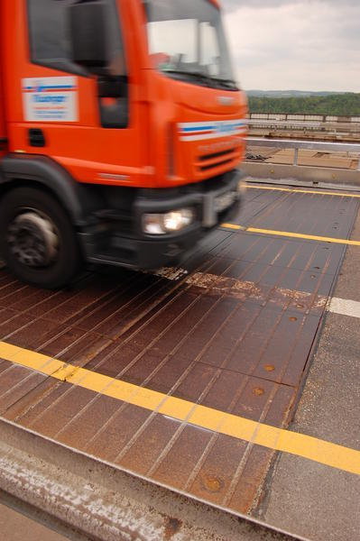 36 Jahre hat der "Rollenverschluss", der Fahrbahnübergang von Straße auf Brücke, gehalten. Nun wird er erneuert. Kostenpunkt für zwei der Teile: 1,2 Millionen Euro.