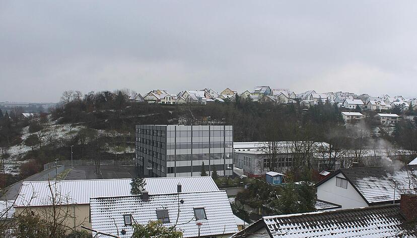 Vom Nachtigallenweg aus gesehen, würde das Areal mit einem fünf Stockwerke hohen Verwaltungsgebäude so aussehen.
Foto: Müller/Visualisierung: Stadt Neuenstadt Vom Nachtigallenweg aus gesehen, würde das Areal mit einem fünf Stockwerke hohen Verwaltungsgebäude so aussehen.
Foto: Müller/Visualisierung: Stadt Neuenstadt