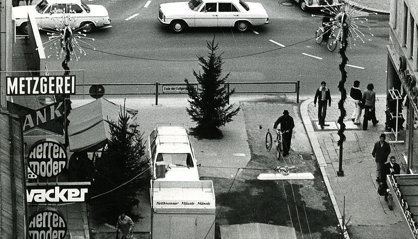 Unvorstellbar! Dreispurig rollen die Autos 1974 über den Kiliansplatz, der zudem als Parkfläche genutzt wird. Ein kleines Fleckchen (vorne im Bild) ist in der Adventszeit Fußgängerbereich.
Foto: Hermann Eisenmenger Unvorstellbar! Dreispurig rollen die Autos 1974 über den Kiliansplatz, der zudem als Parkfläche genutzt wird. Ein kleines Fleckchen (vorne im Bild) ist in der Adventszeit Fußgängerbereich.
Foto: Hermann Eisenmenger
