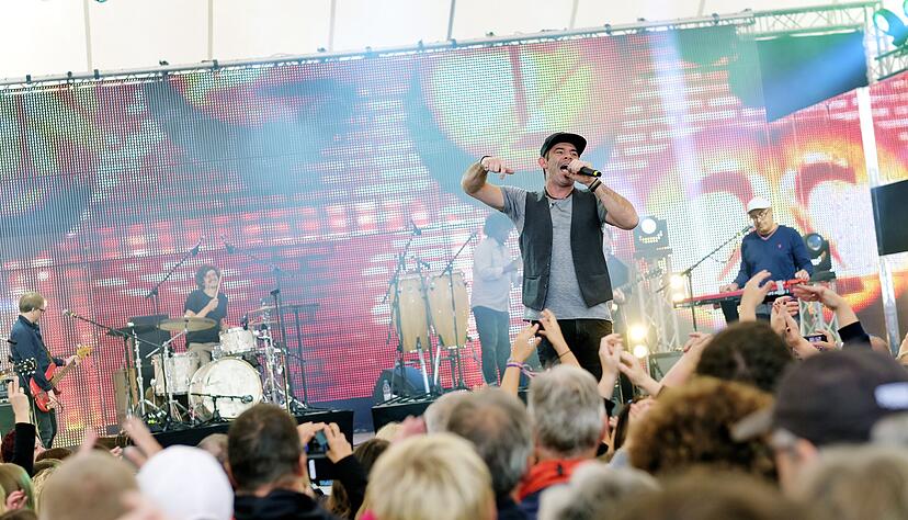 Regen? Egal. Marquess-Sänger Sascha Pierro besingt den Sommer. Regen? Egal. Marquess-Sänger Sascha Pierro besingt den Sommer.