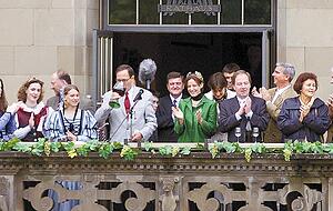 Eröffnet wird das Weindorf traditionell von Oberbürgermeister, Käthchen und hochrangigen Gästen auf dem Rathausbalkon - hier im Jahr 2000 von Helmut Himmelsbach. Eröffnet wird das Weindorf traditionell von Oberbürgermeister, Käthchen und hochrangigen Gästen auf dem Rathausbalkon - hier im Jahr 2000 von Helmut Himmelsbach.