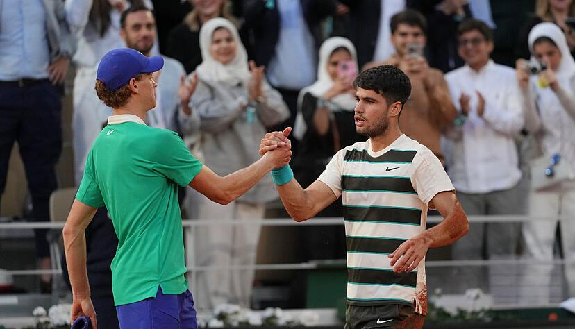 Jannik Sinner (l) und Carlos Alcaraz (r) stehen sich zum dritten Mal nacheinander im Endspiel eines Grand-Slam-Turniers gegenüber. Jannik Sinner (l) und Carlos Alcaraz (r) stehen sich zum dritten Mal nacheinander im Endspiel eines Grand-Slam-Turniers gegenüber.