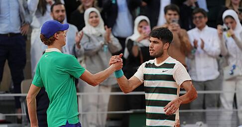 Jannik Sinner (l) und Carlos Alcaraz (r) stehen sich zum dritten Mal nacheinander im Endspiel eines Grand-Slam-Turniers gegenüber.