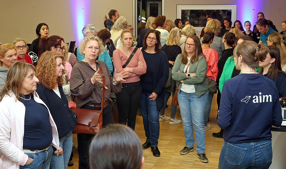 In Gruppen diskutieren Besucher an den Themenecken über Ursachen und Wege, Kinder im Kita-Alltag besser zu begleiten.